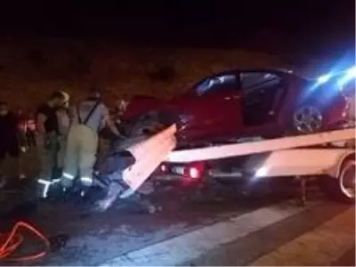 Otomobil bariyere ok gibi saplandı: 1 ölü Otomobil bariyere ok gibi saplandı: 1 ölü
