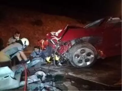 Otomobil bariyere ok gibi saplandı: 1 ölü Otomobil bariyere ok gibi saplandı: 1 ölü