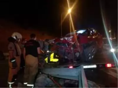 Otomobil bariyere ok gibi saplandı: 1 ölü Otomobil bariyere ok gibi saplandı: 1 ölü