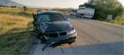 Otomobillerin hurdaya döndüğü kazada 2 kişi yaralandı Otomobillerin hurdaya döndüğü kazada 2 kişi yaralandı