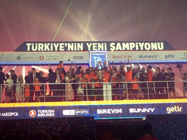 Şampiyon Başakşehir görkemli bir tören sonrasında kupasına kavuştu