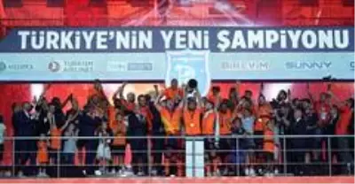 Şampiyon Başakşehir kupasını aldı Şampiyon Başakşehir kupasını aldı