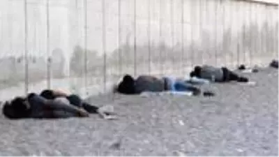 Sıcaktan bunalan Antalyalılar Konyaaltı Sahili'nde sabahlıyor Sıcaktan bunalan Antalyalılar Konyaaltı Sahili'nde sabahlıyor