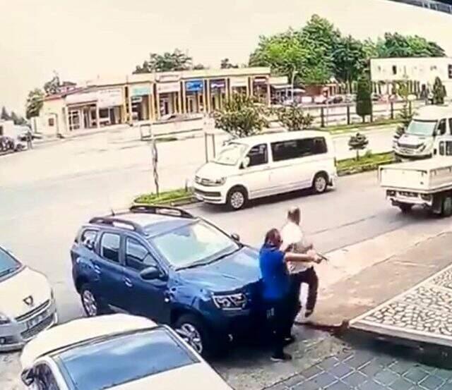 Trabzon'daki cinayet anının görüntüleri ortaya çıktı! Anne ne yaptıysa oğlunun katil olmasını engelleyemedi Trabzon'daki cinayet anının görüntüleri ortaya çıktı! Anne ne yaptıysa oğlunun katil olmasını engelleyemedi