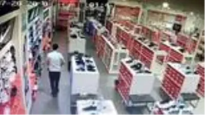 Beylikdüzü'nde iş yerinden ayakkabı çalan 2 zanlı tutuklandı Beylikdüzü'nde iş yerinden ayakkabı çalan 2 zanlı tutuklandı