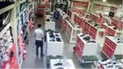 Beylikdüzü'nde iş yerinden ayakkabı çalan 2 zanlı tutuklandı Beylikdüzü'nde iş yerinden ayakkabı çalan 2 zanlı tutuklandı