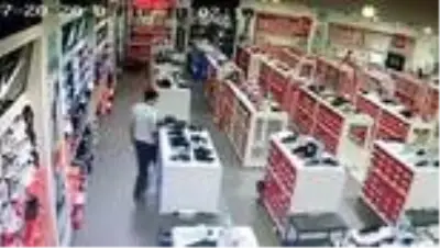 Beylikdüzü'nde iş yerinden ayakkabı çalan 2 zanlı tutuklandı Beylikdüzü'nde iş yerinden ayakkabı çalan 2 zanlı tutuklandı