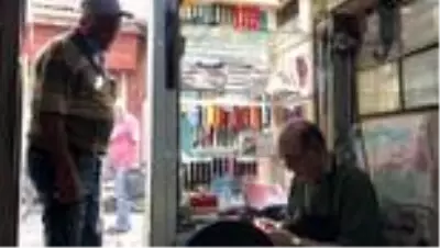 Bıçakçılar bayram öncesi yoğunluğunda mesafe kuralına uyarak çalışıyor Bıçakçılar bayram öncesi yoğunluğunda mesafe kuralına uyarak çalışıyor