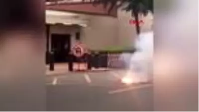 Çinliler, kapatılan ABD konsolosluğunun önünde kutlama yaptı Çinliler, kapatılan ABD konsolosluğunun önünde kutlama yaptı