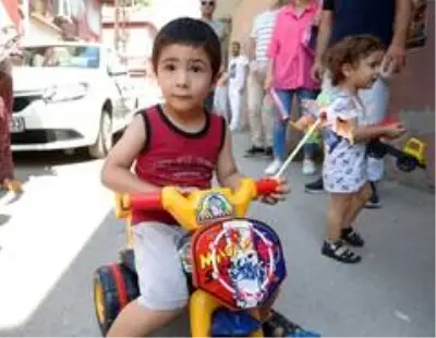 Çocuklara erken bayram kutlaması Çocuklara erken bayram kutlaması