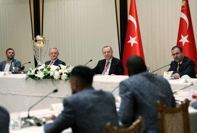 Cumhurbaşkanı Erdoğan, şampiyon Medipol Başakşehir'i kabul etti