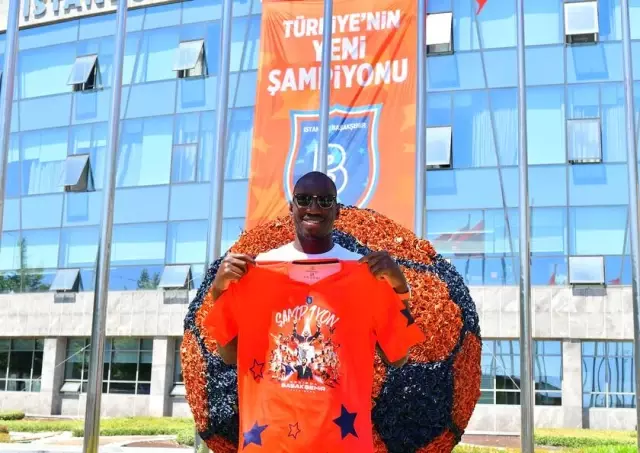 Demba Ba, Ayasofya'da namaz kılmak istediğini söyledi: Planlarım arasında yer alıyor Demba Ba, Ayasofya'da namaz kılmak istediğini söyledi: Planlarım arasında yer alıyor