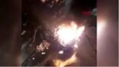 Diyarbakır'da Bağlar Belediyesine ait hizmet aracı yakıldı Diyarbakır'da Bağlar Belediyesine ait hizmet aracı yakıldı