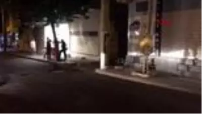 Diyarbakır'da Bağlar Belediyesine ait hizmet aracı yakıldı Diyarbakır'da Bağlar Belediyesine ait hizmet aracı yakıldı