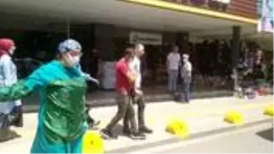 Gözü dönmüş müşteri, maske takmasını isteyen mağaza müdürünü askı demiri ile dövdü Gözü dönmüş müşteri, maske takmasını isteyen mağaza müdürünü askı demiri ile dövdü