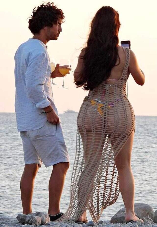 İngiliz model Demi Rose, file elbisesiyle kıvrımlarını sergilemekten kaçınmadı İngiliz model Demi Rose, file elbisesiyle kıvrımlarını sergilemekten kaçınmadı