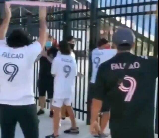 Inter Miami, Falcao yazılı formaları satışa sundu! Taraftarlar, formalarla tesislere geldi Inter Miami, Falcao yazılı formaları satışa sundu! Taraftarlar, formalarla tesislere geldi