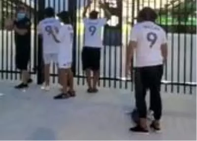Inter Miami, Falcao yazılı formaları satışa sundu! Taraftarlar, formalarla tesislere geldi Inter Miami, Falcao yazılı formaları satışa sundu! Taraftarlar, formalarla tesislere geldi
