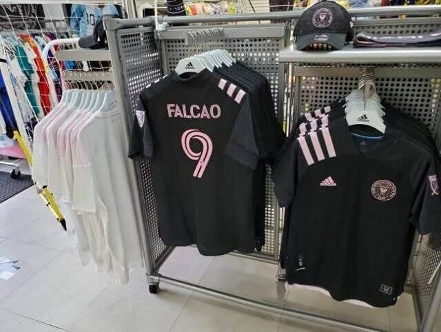 Inter Miami, Falcao yazılı formaları satışa sundu! Taraftarlar, formalarla tesislere geldi Inter Miami, Falcao yazılı formaları satışa sundu! Taraftarlar, formalarla tesislere geldi