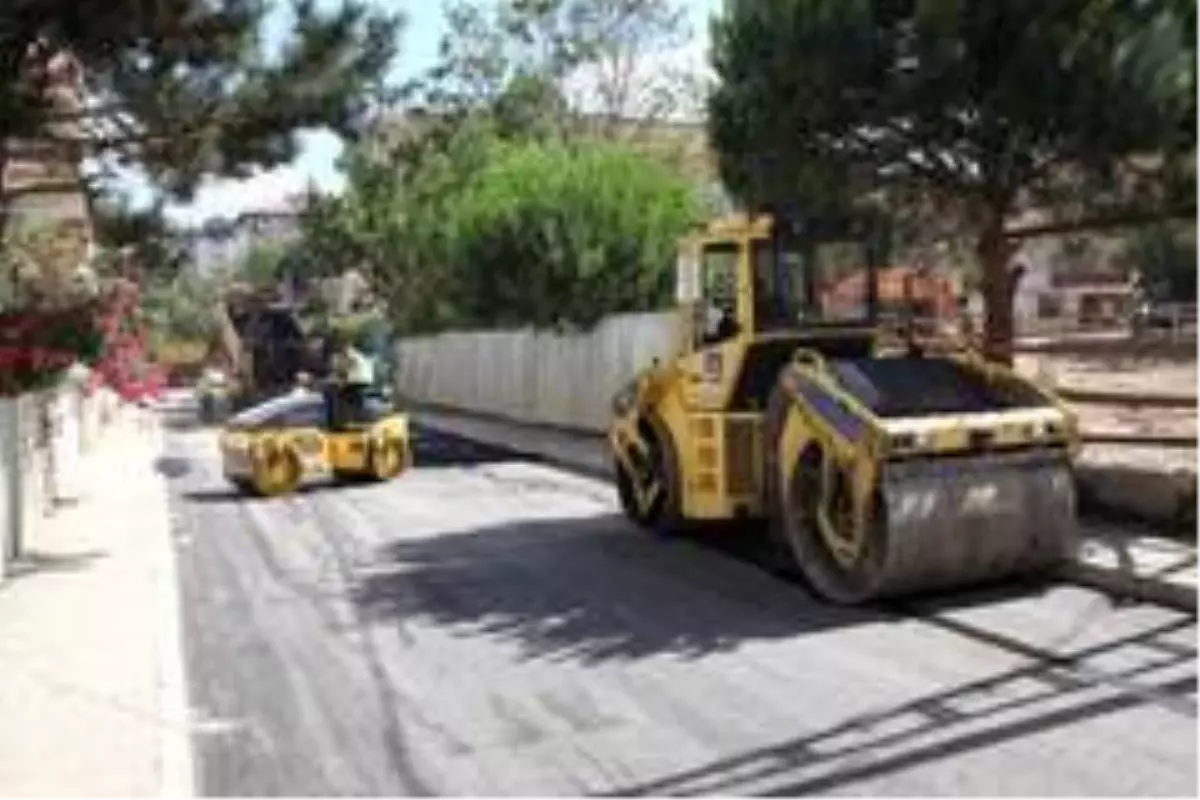 Kartal'da asfalt serim çalışmaları aralıksız devam ediyor