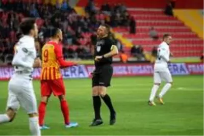 Kayserispor'un 34 maçında 17 hakem görev yaptı Kayserispor'un 34 maçında 17 hakem görev yaptı