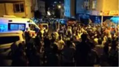 Kızları, sevdiği çocuğa kaçan aile, ev basıp rastgele ateş açtı! Ortalık savaş alanına döndü Kızları, sevdiği çocuğa kaçan aile, ev basıp rastgele ateş açtı! Ortalık savaş alanına döndü