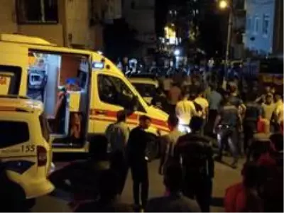 Kızları, sevdiği çocuğa kaçan aile, ev basıp rastgele ateş açtı! Ortalık savaş alanına döndü Kızları, sevdiği çocuğa kaçan aile, ev basıp rastgele ateş açtı! Ortalık savaş alanına döndü