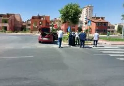 Motosiklet ile otomobil çarpıştı: 2 yaralı Motosiklet ile otomobil çarpıştı: 2 yaralı