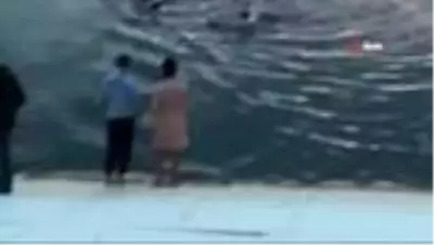 Rusya'da gölde boğulmak üzere olan iki kişiyi, 30 kişilik insan zinciriyle kurtardılar! O anlar kamerada Rusya'da gölde boğulmak üzere olan iki kişiyi, 30 kişilik insan zinciriyle kurtardılar! O anlar kamerada