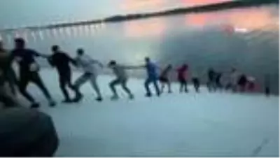 Rusya'da gölde boğulmak üzere olan iki kişiyi, 30 kişilik insan zinciriyle kurtardılar! O anlar kamerada Rusya'da gölde boğulmak üzere olan iki kişiyi, 30 kişilik insan zinciriyle kurtardılar! O anlar kamerada