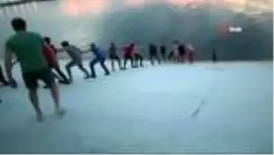 Rusya'da gölde boğulmak üzere olan iki kişiyi, 30 kişilik insan zinciriyle kurtardılar! O anlar kamerada Rusya'da gölde boğulmak üzere olan iki kişiyi, 30 kişilik insan zinciriyle kurtardılar! O anlar kamerada