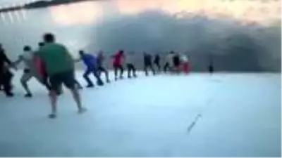 Rusya'da gölde boğulmak üzere olan iki kişiyi, 30 kişilik insan zinciriyle kurtardılar! O anlar kamerada Rusya'da gölde boğulmak üzere olan iki kişiyi, 30 kişilik insan zinciriyle kurtardılar! O anlar kamerada