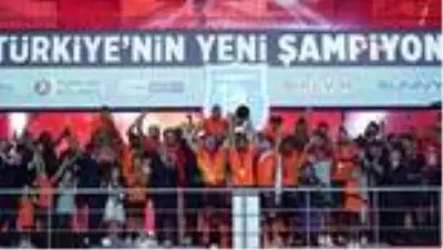 Şampiyon Başakşehir kupasını aldı Şampiyon Başakşehir kupasını aldı
