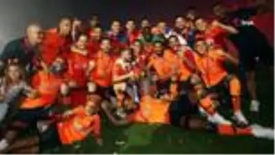 - Şampiyon Başakşehir kupasını aldı - Şampiyon Başakşehir kupasını aldı