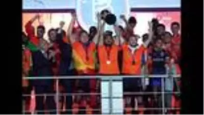 Şampiyon Başakşehir kupasını aldı Şampiyon Başakşehir kupasını aldı