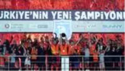 Şampiyon Başakşehir kupasını aldı Şampiyon Başakşehir kupasını aldı