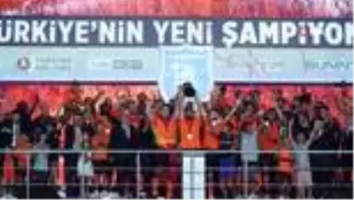 Şampiyon Başakşehir kupasını aldı Şampiyon Başakşehir kupasını aldı