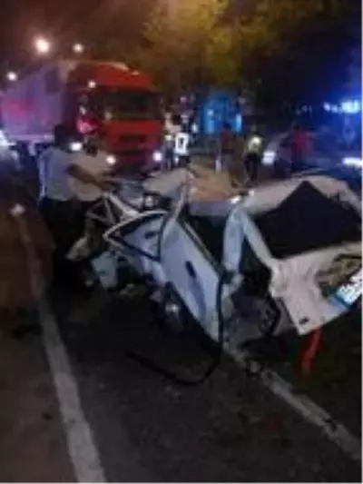 TIR'ın çarptığı otomobil hurdaya döndü: 1 ölü, 2 yaralı TIR'ın çarptığı otomobil hurdaya döndü: 1 ölü, 2 yaralı