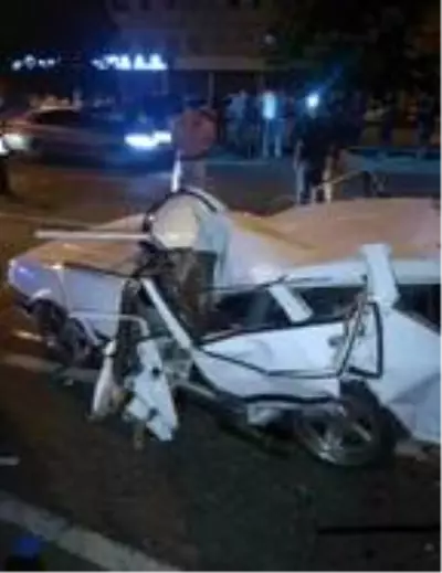 TIR'ın çarptığı otomobil hurdaya döndü: 1 ölü, 2 yaralı TIR'ın çarptığı otomobil hurdaya döndü: 1 ölü, 2 yaralı