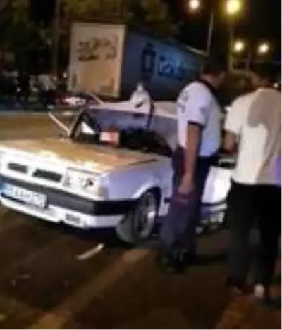 TIR'ın çarptığı otomobil hurdaya döndü: 1 ölü, 2 yaralı TIR'ın çarptığı otomobil hurdaya döndü: 1 ölü, 2 yaralı