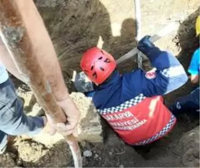 Toprak altında kalan işçi kurtarılarak hastaneye kaldırıldı Toprak altında kalan işçi kurtarılarak hastaneye kaldırıldı