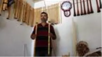 Ürettiği neyleri Türkiye'nin dört bir yanına satarak aile bütçesine katkı sağlıyor Ürettiği neyleri Türkiye'nin dört bir yanına satarak aile bütçesine katkı sağlıyor