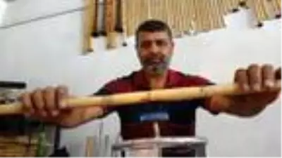 Ürettiği neyleri Türkiye'nin dört bir yanına satarak aile bütçesine katkı sağlıyor Ürettiği neyleri Türkiye'nin dört bir yanına satarak aile bütçesine katkı sağlıyor