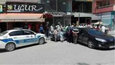 Son dakika... Yokuş aşağı sürüklenen otomobil, farklı bir otomobile çarparak durdu Son dakika... Yokuş aşağı sürüklenen otomobil, farklı bir otomobile çarparak durdu