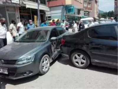 Son dakika... Yokuş aşağı sürüklenen otomobil, farklı bir otomobile çarparak durdu Son dakika... Yokuş aşağı sürüklenen otomobil, farklı bir otomobile çarparak durdu