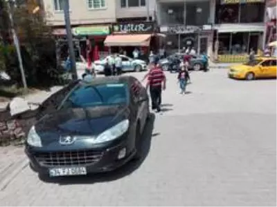 Son dakika... Yokuş aşağı sürüklenen otomobil, farklı bir otomobile çarparak durdu Son dakika... Yokuş aşağı sürüklenen otomobil, farklı bir otomobile çarparak durdu