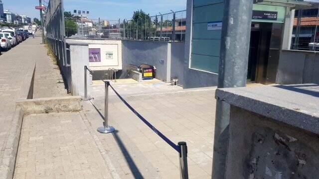 Yürüyen merdiven çökünce içine düşen talihsiz kadın ölümden döndü Yürüyen merdiven çökünce içine düşen talihsiz kadın ölümden döndü