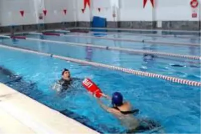 Yüzme eğitmenlerine 'Bronz Cankurtaran' sertifikası Yüzme eğitmenlerine 'Bronz Cankurtaran' sertifikası
