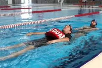 Yüzme eğitmenlerine 'Bronz Cankurtaran' sertifikası Yüzme eğitmenlerine 'Bronz Cankurtaran' sertifikası