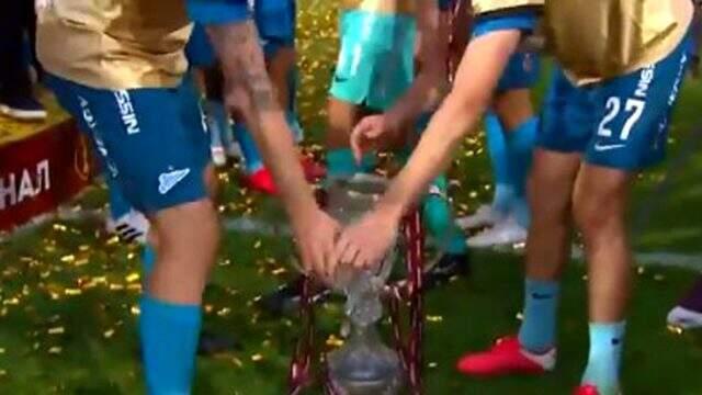 Zenit'li Branislav Ivanovic, şampiyonluk töreninde kupayı düşürdü ve kırdı